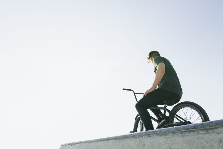 Imagen joven con BMX